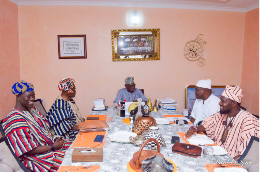 Former President of Nigeria, Oluṣẹgun Ọbasanjọ having dinner with Taste Of Afrika crew